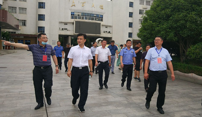 白云峰書記等巡視校園_副本.jpg